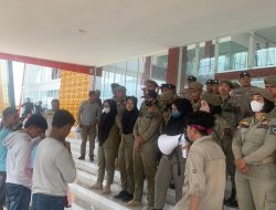Himpunan Mahasiswa Daerah Batu Bara Gelar Unjuk Rasa di Depan Kantor Bupati