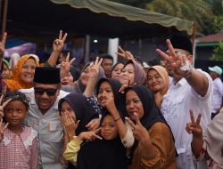 Kedatangan Pasangan Bahagia Saza Baharuddin Syafrizal Ke Desa Bangun Sari.Memyambangi Anak Yatim Dan Lansia.