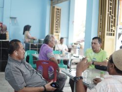 Rizal Terkejut Pemilik Warkop Simpang tiga Atas kedatangan Paslon Bahagia Bersama Tim Pemenangan.