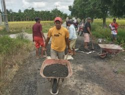 Masyarakat Desa Mekar Mulio Kec.Sei Balai Acungkan 2 Jari Kepada Calon Bupati Batu Bara.Bahar-Syhfirzal.