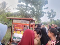 Buset..Gerobak Sate Berstiker BAHAGIA Dapat Rezeki Nomplok, Emak-Emak Pun Ikut Gembira