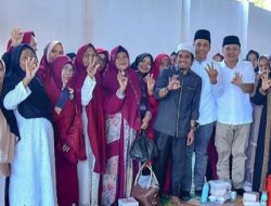 Omak-Omak Perwiritan Acungkan 3 Jari Sebagai Pendukungan Zahir-Asmal Jadi Bupati Batu Bara.