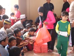 Bagi-Bagi Makanan Usai Sholat Juma’t Program Jumat Berkah Polres Morowali