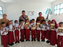 Bhabinkamtibmas Polsubsektor Menui Berikan Motivasi dan Dukungan Belajar untuk Siswa SD Negeri Matarape
