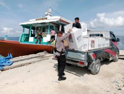 Personel Polres Morowali Melakukan Pengamanan Distribusi Kotak Suara dan Surat Suara Pemilu 2024 di Kecamatan Menui Kepulauan Berjalan Lancar