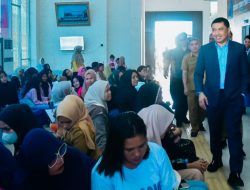 Tingkatkan Partisipasi Pemilih pada Pilkada Serentak, Pj. Bupati Heri Serahkan 1500 KTP Elektronik