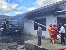 Sebuah Truk Tangki Aspal Hangus Terbakar di Cilacap