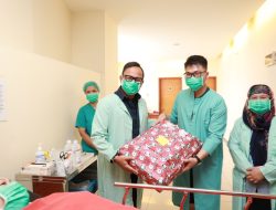 Kado Natal Istimewa: Wamendagri Bima Serahkan Dokumen Kependudukan untuk Bayi Lahir 25 Desember*