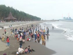 Ribuan Pengunjung Padati Pantai Kemiren Cilacap saat Libur Nataru