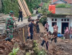 Personel TNI Terjun Bantu Warga Bersihkan Material Longsor di Cimanggu Cilacap