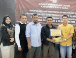 Ketua KPU Batu Bara Beri Erwin S.sso Beri Batuntuan Tali Asi Kepada Ahli Waris Almarhum Yuhanif.