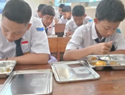 760 Siswa SMPN 8 Cilacap Nikmati Makan Bergizi Gratis