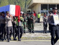 Gugur dalam Tugas, Jenazah Bripka Anumerta Ronald M. Enok Diterbangkan ke Jayapura dan Dimakamkan di Sentani