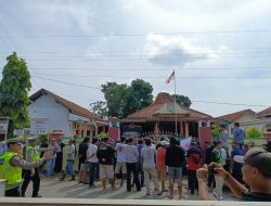 Ratusan Warga Kalisabuk Cilacap Geruduk Kantor Desa, Tuntut Sekdes Mundur dari Jabatan