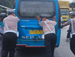 Gelar Operasi Keselamatan Toba 2025, Satlantas Polres Simalungun Bantu Bus Mogok.
