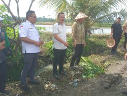 Anggota DPRD Provinsi Sumatera Utara, Darma Putra Rangkuti, bersama Kepala Desa Pematang Gajing, Amri Saragih saat grobyok tikus di persawahan. (Istimewa)