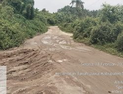 Jalan Penghubung Dari Kec. Tanah Jawa Ke Dolok Panribuan Kian Rusak Dan Terabaikan.