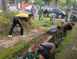 Peduli Lingkungan, Koramil 03/Serengan Gelar Kegiatan Jumat Bersih di Wilayah Kratonan dan Tipes