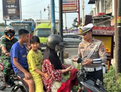 Sat Lantas Polres Batu Bara Berbagi Takjil kepada pengguna jalan di Bulan Suci Ramadhan 1446 H