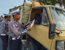 Sat Lantas Polres Simalungun Gelar Kegiatan Polri Peduli Masyarakat Melalui Pembagian Segitiga Pengaman di Jalan Medan