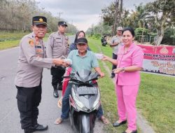 Berbagi Berkah Ramadhan,Polsek Bangun Bagikan Takjil Berbuka Puasa ke Pengendara Yang Melintas*