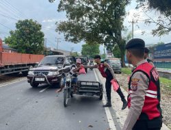 Sat Samapta Polres Simalungun Bagikan Takjil untuk Masyarakat di Bulan Ramadhan