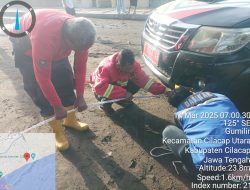 Damkar Cilacap Evakuasi Mobil Warga Banyumas yang Terperosok di Pantai