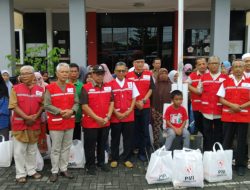 PMI Cilacap Bagikan 162 Paket Sembako untuk Warga Kurang Mampu Jelang Lebaran