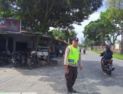 Bhabinkamtibmas Polsek Bosar Maligas Amankan Arus Lalu Lintas di Simpang