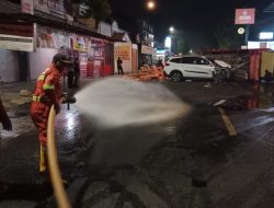 Aksi Petugas Damkar di Cilacap Bersihkan Tumpahan Solar di Jalan usai Laka Lantas