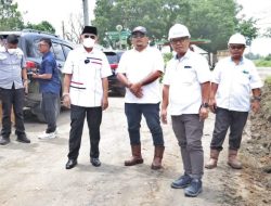 Bupati Simalungun Tinjau Kegiatan Pengerasan Jalan Penghubung Dolok Ilir ke Laras Kecamatan Bandar Huluan.