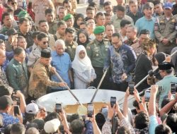 Wakil Bupati Simalungun, Bagikan Nasi Ayam Rica-Rica Andaliman Dalam Perayaan HUT ke-77 Provinsi Sumatera Utara di Parapat.