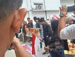 Ratusan Masa Aksi di Kantor DPRD Dan di Kantor Bupati Batu Bara Tuntut Jalan Kebun Kelapa Hancur Total,Bupati Janji Akan di Bangun di Bulan VI Nanti