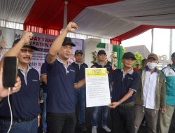 Temui Demo Ribuan Buruh, Bupati Cilacap Akan Bantu Upayakan Tritura