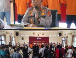 Kapolres Simalungun menggelar konferensi pers pengungkapan kasus pencabulan anak di bawah umur dengan modus ancaman penyebaran video korban