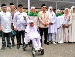Pemkab Simalungun Tepung Tawari Jamaah Calhaj Tahun 1446 H/2025 M, Bupati Simalungun dan Keluarga Berikan Uang Saku Kepada Jamaah .