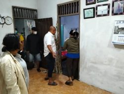 Polsek Tanah Jawa Evakuasi Jasad Lansia Yang Ditemukan Didalam Rumah
