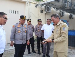 Kapolres Batu Bara Bersama Bersama Kepala Dinas Perikanan Panen Ikan Lele di Belakang Gedung Satreskrim.