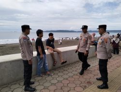 Liburan Aman, Bebas Premanisme! Polisi Ajak Pengunjung Pantai Cilacap Waspada dan Peduli Keamanan*