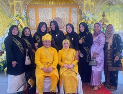 Izhar Fauzi resmi menyandang gelar Datuk Maharadjha Sri Indera Muda yang digelar di Desa Perupuk, Kecamatan Lima Puluh Pesisir. Sabtu (31/5/2025).
