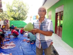 Kurangi Sampah Plastik, Masjid di Cilacap Ini Manfaatkan Daun Jati untuk Bungkus Daging Kurb