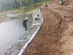 Ada-ada saja Pekerjaan Belum Selesai Jalan Minta diperbaiki seperti semula ini terjadi di Desa Tayem Kecamatan Karangpucung