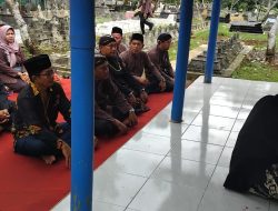 Kenakan Pakaian Adat Jawa, Perangkat Desa dan Sesepuh Desa Banjarwaru Cilacap Ziarah ke Makam Leluhur