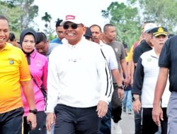 Dalam Rangka HUT Bhayangkara Tahun 2025, Bupati Simalungun Lepas Peserta Gerak Jalan Santai