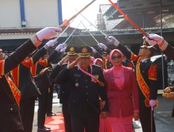 13 Pensiunan Polresta Cilacap Dilepas dengan Upacara Pedang Pora