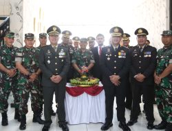 Dalam Rangka HUT Bhayangkara ke-79, Kodim 0703 Cilacap Berikan Ucapan Selamat dan Tumpeng untuk Polresta Cilacap