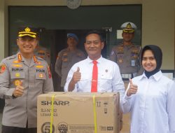 Kapolresta Cilacap Bagikan Hadiah kepada Anggota, Motivasi Tingkatkan Pelayanan Kepada Masyarakat*