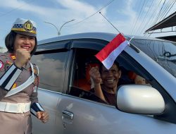 Sambut HUT ke-80 RI, Polres Morowali Bagikan Bendera Merah Putih kepada Pengendara