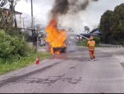 Satu unit mobil pick up di lalap si jago merah di depan SPBU Raya.