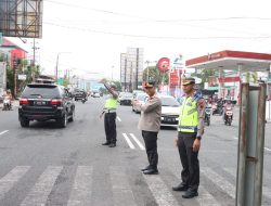 Ada Apa Ini! Kapolresta Cilacap Pagi-Pagi Sekali Sudah Ada Di Tepi Jalan Bersama Anggota*